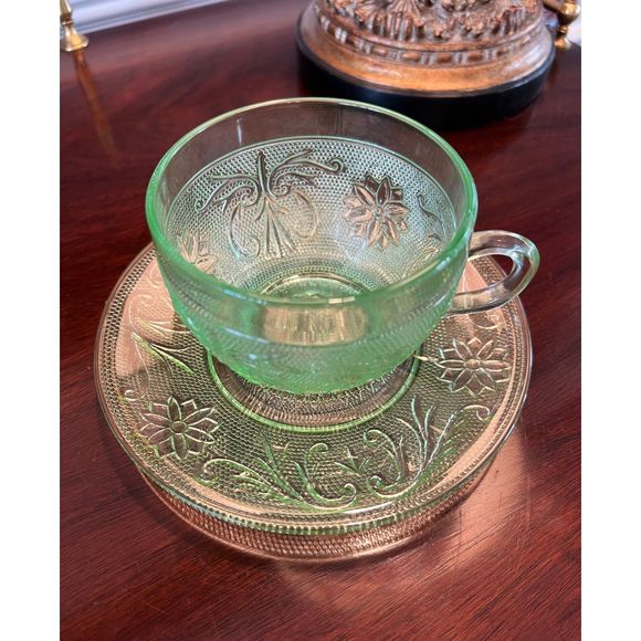 Vintage Tiara Glass Sandwich Pattern Chantilly‎ Green Cup and Saucers Set of 8 - Picture 5 of 6